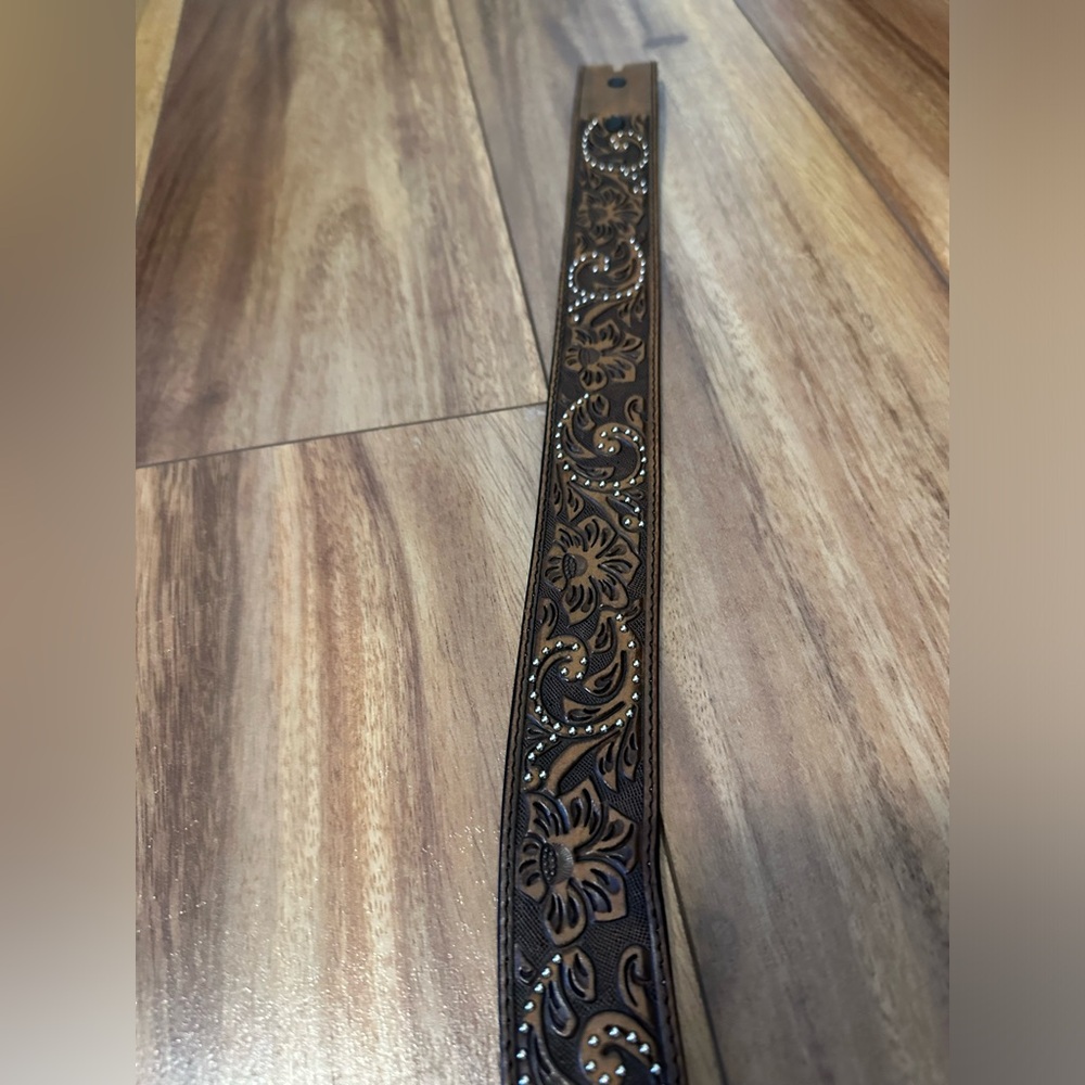 Women’s justin black leather tooled belt
